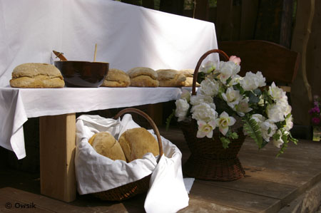 chleby przed ołtarzem