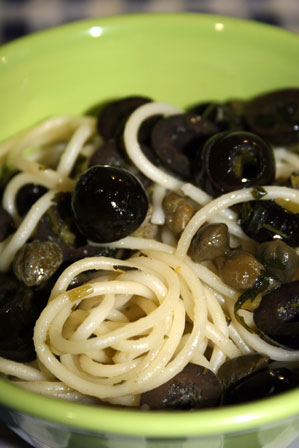 spaghetti z oliwkami i kaparami
