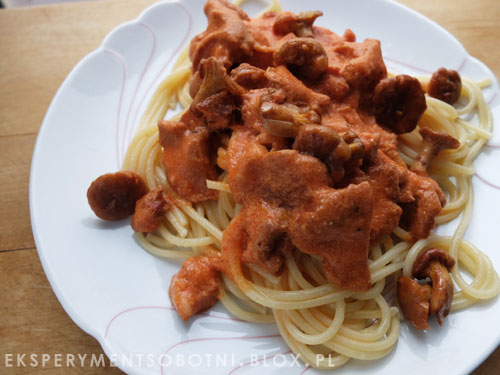 spaghetti, kurki, przecier pomidorowy, śmietana